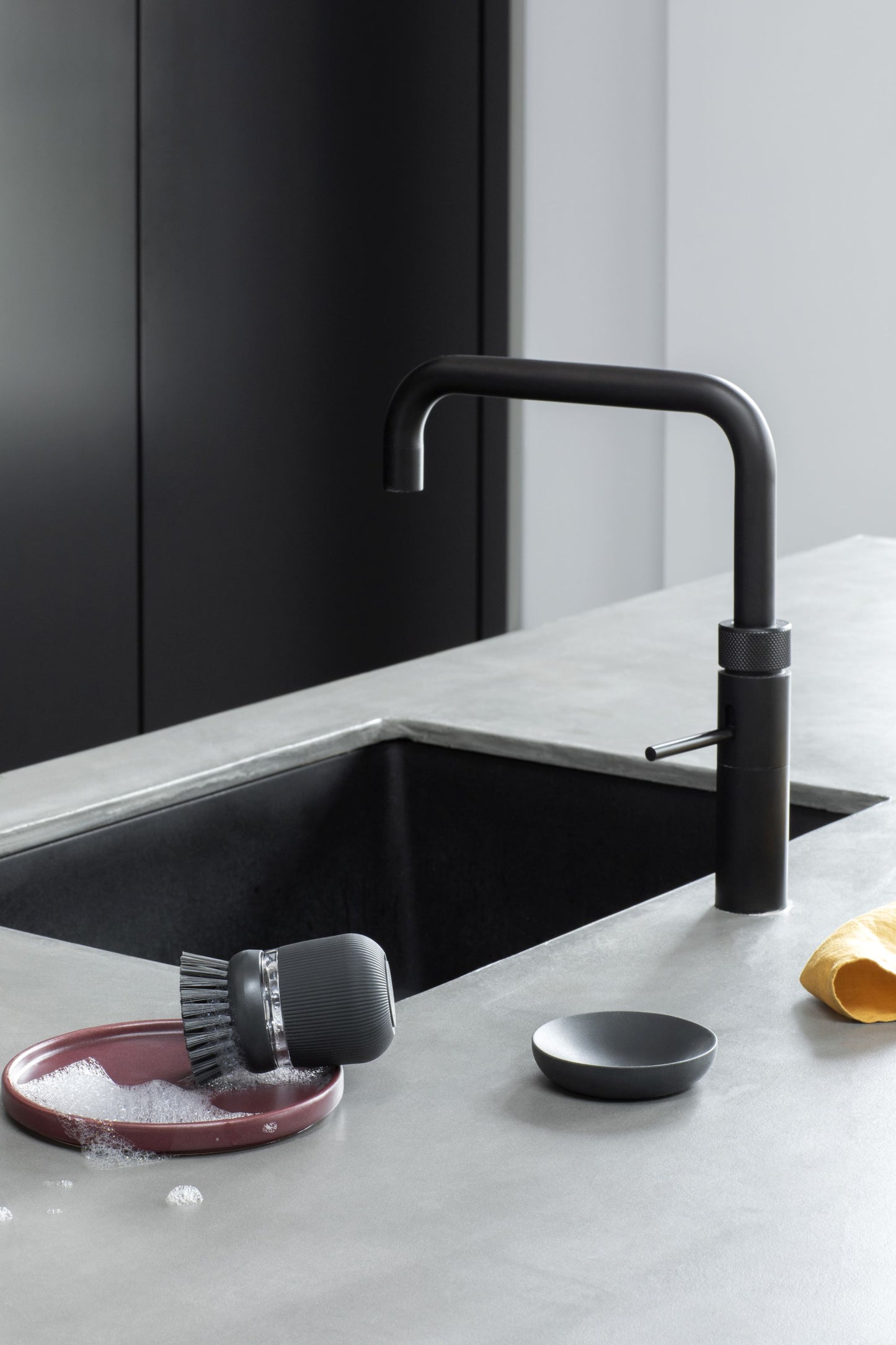 Soap Dispensing Dish Brush - Dark Grey