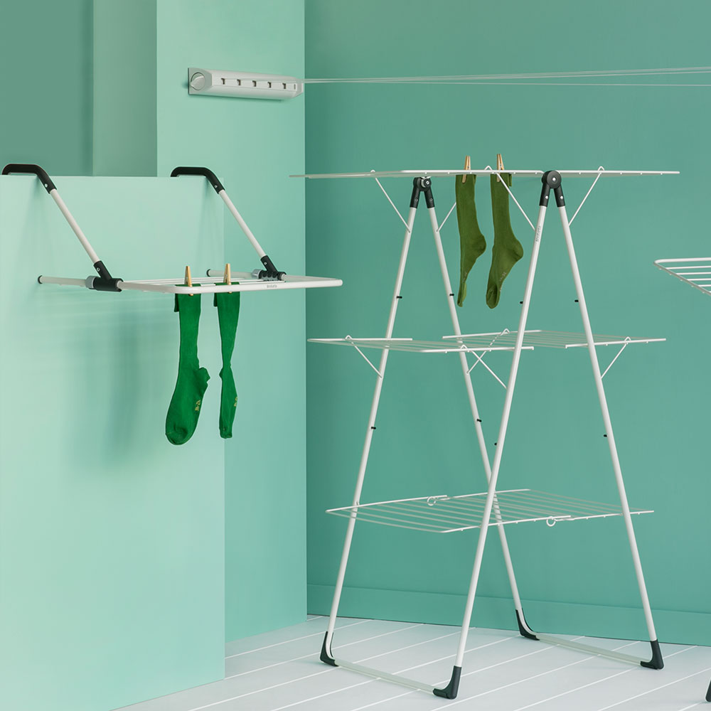 Tower drying rack, retractable clothesline and door-mounted drying rack from Brabantia: handy and space-saving. 